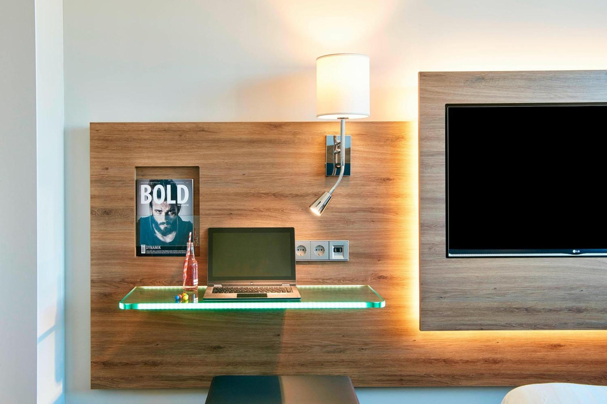 Moxy Queen Room